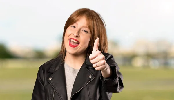 Genç Redhead Kadın Ile Thumbs Yukarı Çünkü Iyi Bir Şey — Stok fotoğraf