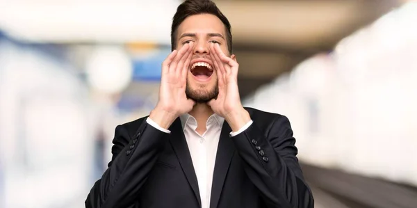 Bonito Homem Negócios Gritando Anunciando Algo Ambientes Fechados — Fotografia de Stock