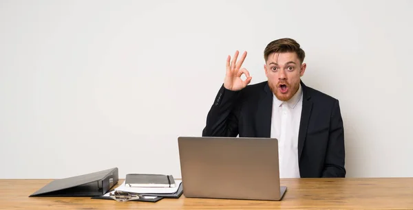Bir Ofiste Işadamı Şaşırttı Işareti Gösteren — Stok fotoğraf