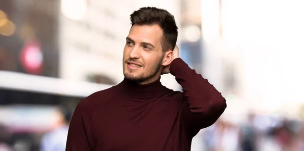 Hombre Con Jersey Cuello Alto Pensando Una Idea Mientras Rasca —  Fotos de Stock