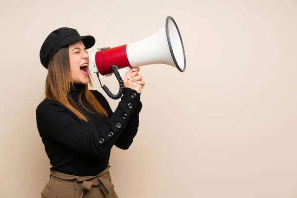 Mode Vrouw Met Hoed Schreeuwen Door Een Megafoon — Stockfoto