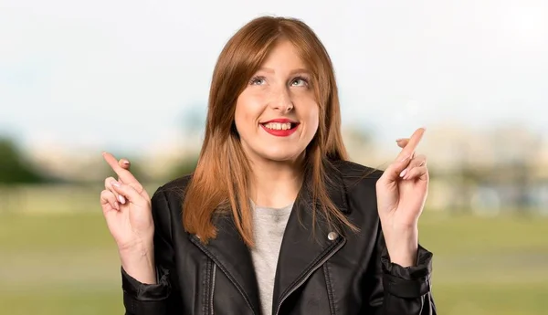 Parmak Geçişi Açık Havada Iyi Isteyen Genç Redhead Kadın — Stok fotoğraf