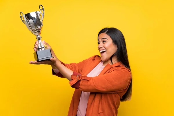 Fiatal Kolumbiai Lány Több Mint Sárga Fal Tartó Trófeát — Stock Fotó