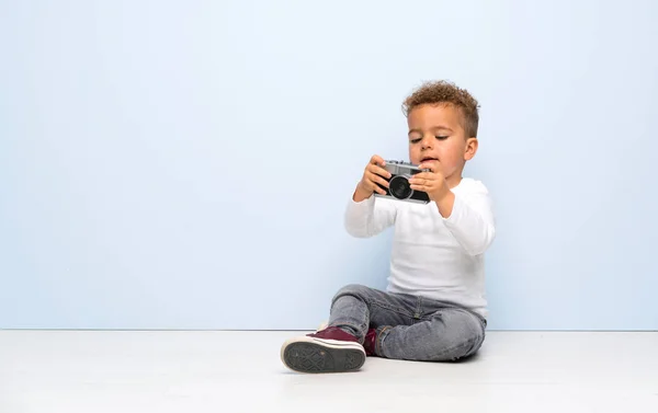 Παιδί Πάνω Από Απομονωμένο Μπλε Φόντο Κρατώντας Μια Κάμερα — Φωτογραφία Αρχείου