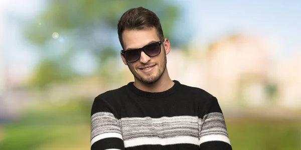 Hombre Guapo Con Gafas Sonriendo Aire Libre — Foto de Stock