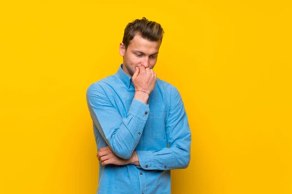 Blonde Man Isolated Yellow Wall Having Doubts — Stock Photo, Image