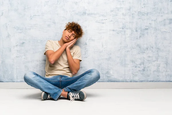 Junger Afrikanisch Amerikanischer Mann Sitzt Auf Dem Boden Und Macht — Stockfoto