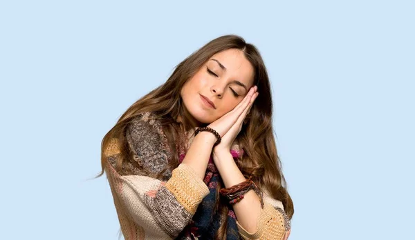 Junge Hippie Frau Macht Schlafende Geste Mit Ruhiger Miene Vor — Stockfoto