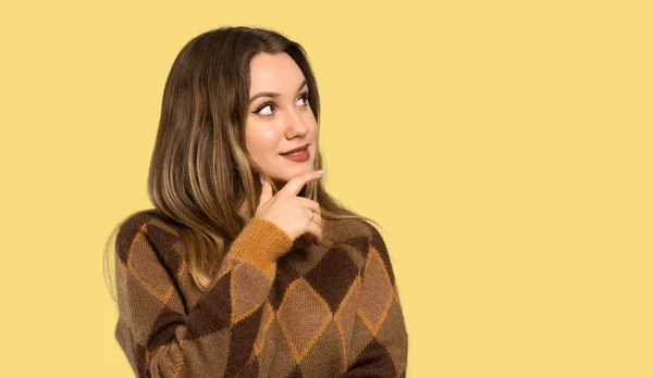 Teenager Mädchen Mit Braunem Pullover Denkt Eine Idee Während Sie — Stockfoto