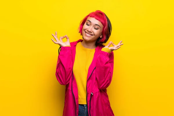 Young Woman Pink Hair Yellow Wall Zen Pose — Stock Photo, Image