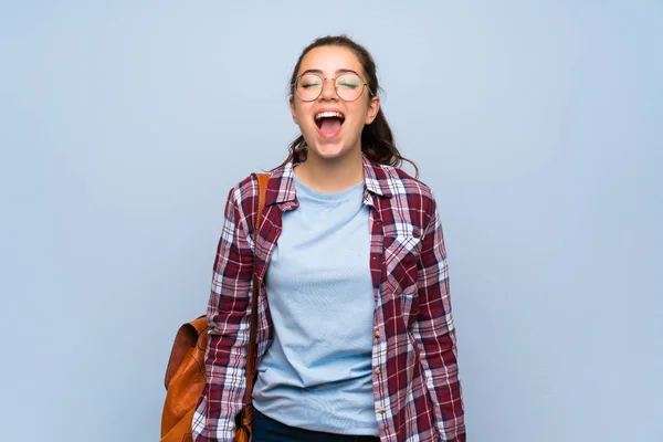 Tiener Student Meisje Geïsoleerde Blauwe Muur Schreeuwen Naar Voorkant Met — Stockfoto