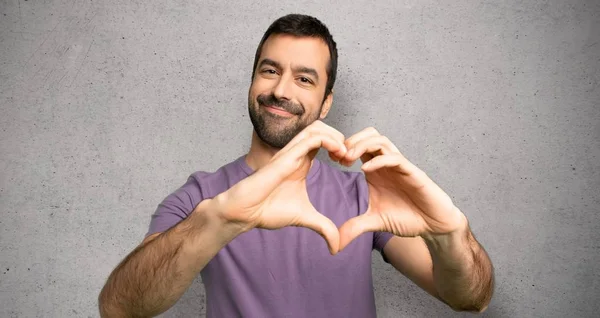 Stilig Man Gör Hjärtat Symbol Med Händerna Över Strukturerad Vägg — Stockfoto