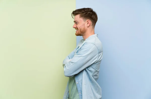 Yanal Pozisyonda Renkli Arka Plan Üzerinde Redhead Adam — Stok fotoğraf