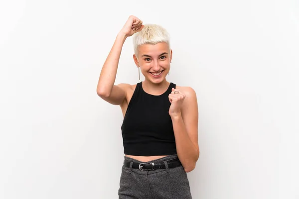 Menina Adolescente Com Cabelo Curto Sobre Parede Branca Celebrando Uma — Fotografia de Stock