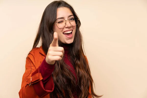 Tiener Meisje Met Jas Punten Vinger — Stockfoto