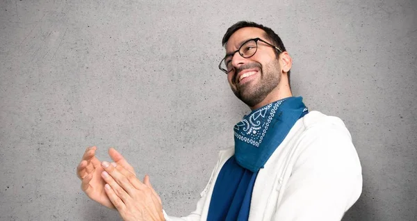 Bel Homme Avec Des Lunettes Applaudissements Après Présentation Dans Une — Photo