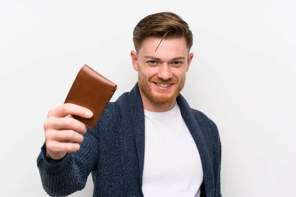 Redhead man innehar en plånbok — Stockfoto
