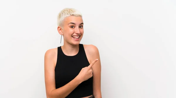 Teenager Mädchen Mit Kurzen Haaren Über Weißer Wand Die Zur — Stockfoto