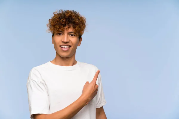 Joven Afroamericano Con Camisa Blanca Apuntando Con Dedo Hacia Lado — Foto de Stock