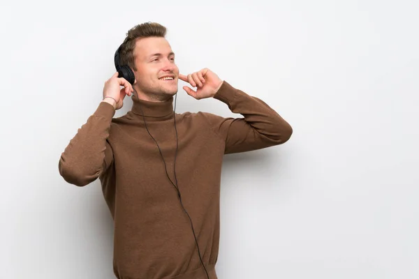 Biondo Uomo Oltre Isolato Muro Bianco Ascoltare Musica Con Cuffie — Foto Stock