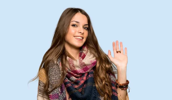 Jonge Hippie Vrouw Groet Met Hand Met Gelukkige Expressie Geïsoleerde — Stockfoto