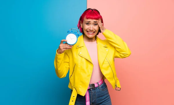 Jovem Mulher Com Casaco Amarelo Inquieto Porque Tornou Tarde Segurando — Fotografia de Stock