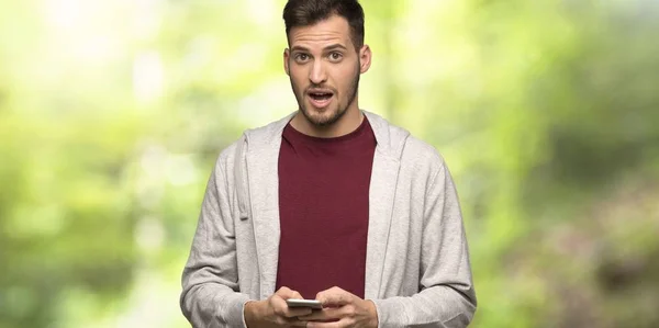 Mann Mit Sweatshirt Überrascht Und Sendet Nachricht Einem Park — Stockfoto