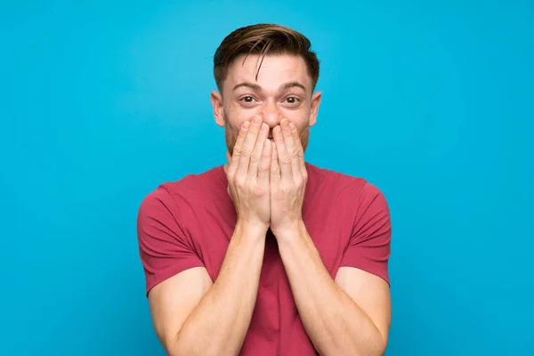 Homem Ruivo Parede Azul Isolada Com Expressão Facial Surpresa — Fotografia de Stock