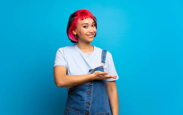 Mujer Joven Con Pelo Rosa Sobre Pared Azul Presentando Una — Foto de Stock