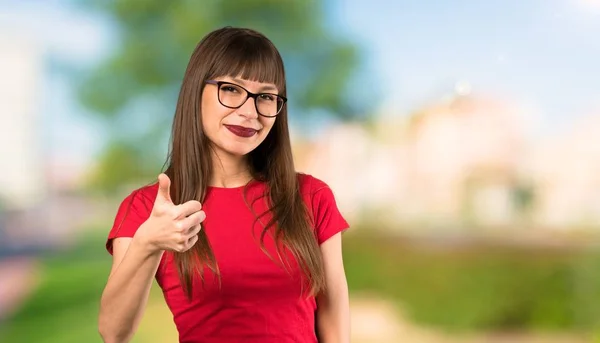 Vrouw Met Een Bril Met Thumbs Omdat Iets Goeds Gebeurd — Stockfoto