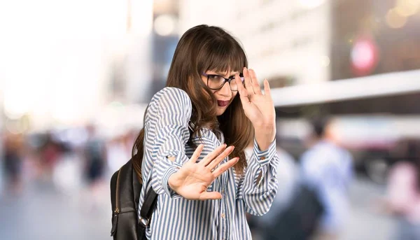 Mujer Con Gafas Nerviosas Asustadas Estirando Las Manos Frente Aire —  Fotos de Stock