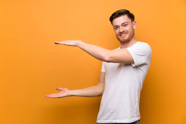 Redhead Man Brown Wall Holding Copyspace Insert — Stock Photo, Image