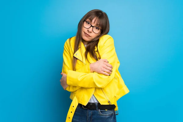 Jonge Vrouw Met Gele Jas Blauwe Achtergrond Het Maken Van — Stockfoto