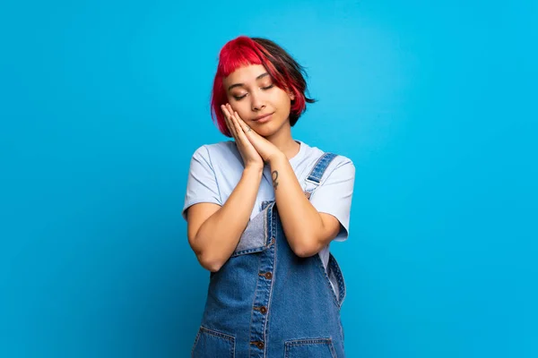 Young Woman Pink Hair Blue Wall Making Sleep Gesture Dorable — ストック写真