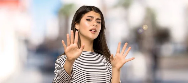 Tiener Meisje Met Gestreept Shirt Nerveus Bang Stretching Handen Naar — Stockfoto