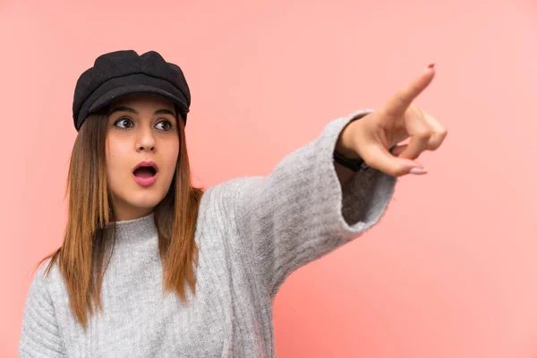 Mulher Moda Com Chapéu Sobre Parede Rosa Apontando Para Longe — Fotografia de Stock