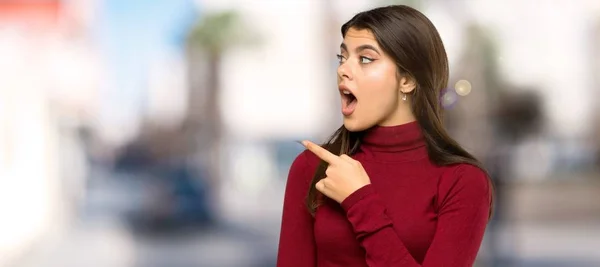 Menina Adolescente Com Gola Alta Surpreso Apontando Lado Livre — Fotografia de Stock