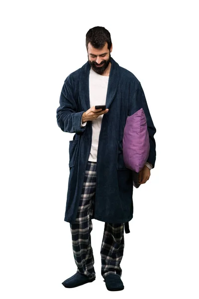 Man Med Skägg Pyjamas Skickar Ett Meddelande Med Mobilen Över — Stockfoto