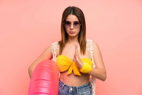 Jonge Vrouw Bikini Zomervakantie Pleiten — Stockfoto