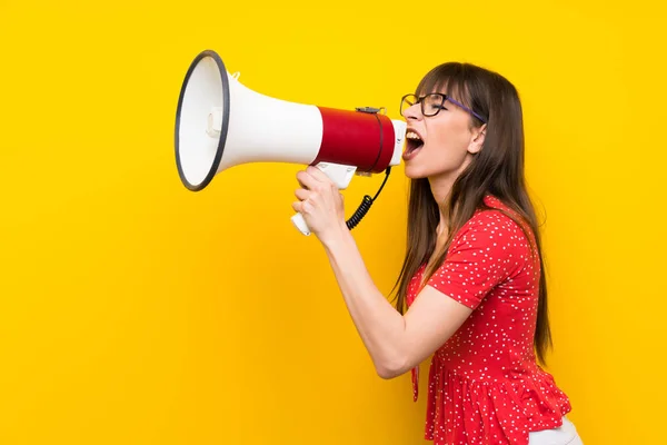 Jonge Vrouw Gele Muur Schreeuwen Door Een Megafoon — Stockfoto