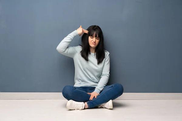 Frau Die Mit Selbstmordgesten Auf Dem Boden Sitzt — Stockfoto