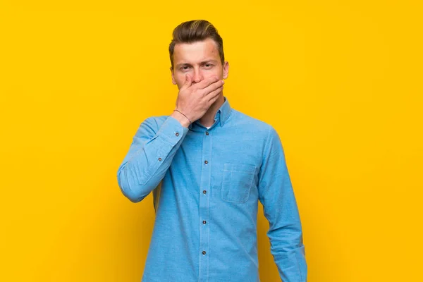 Blond Man Över Isolerad Gul Vägg Som Täcker Munnen Med — Stockfoto