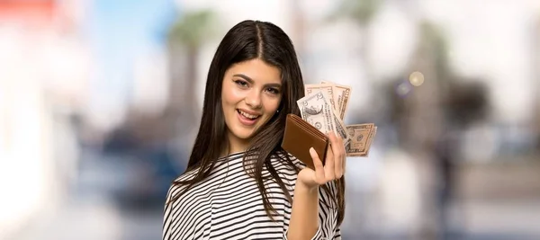 Menina Adolescente Com Camisa Listrada Segurando Uma Carteira Livre — Fotografia de Stock