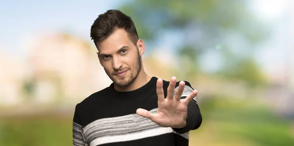 Hombre Guapo Contando Cinco Con Los Dedos Aire Libre —  Fotos de Stock