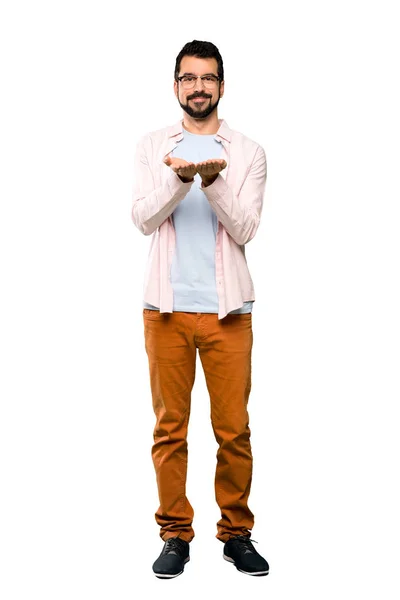 Tiro Completo Homem Bonito Com Barba Segurando Espaço Imaginário Palma — Fotografia de Stock