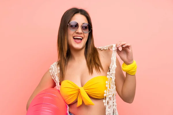 Mujer Joven Bikini Vacaciones Verano Orgullosa Satisfecha —  Fotos de Stock