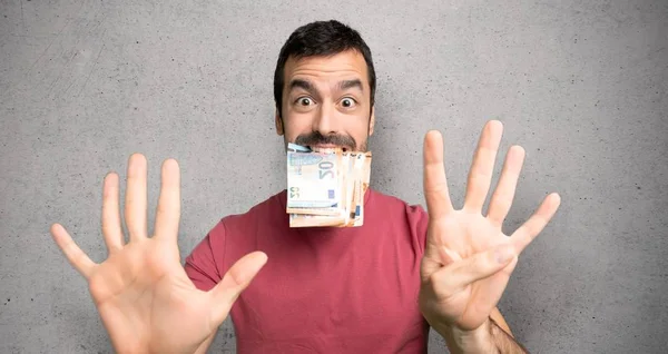 Hombre Tomando Montón Dinero Contando Nueve Con Los Dedos Sobre — Foto de Stock