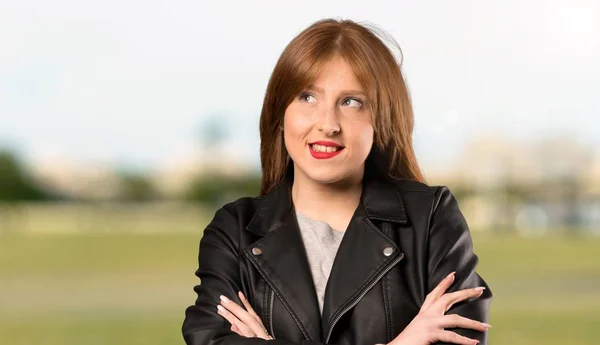 Jonge Redhead Vrouw Met Verwarren Gezichtsuitdrukking Terwijl Beten Lip Bij — Stockfoto