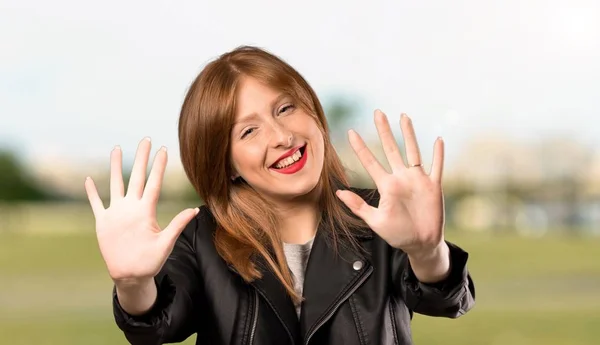 Jonge Redhead Vrouw Tellen Tien Met Vingers Buitenshuis — Stockfoto