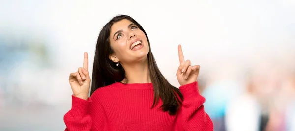 Menina Adolescente Com Suéter Vermelho Surpreso Apontando Para Livre — Fotografia de Stock